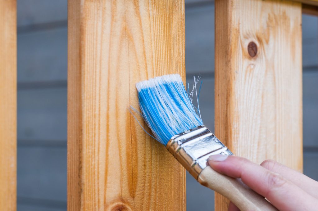 Peinture d'une clôture en bois de jardin