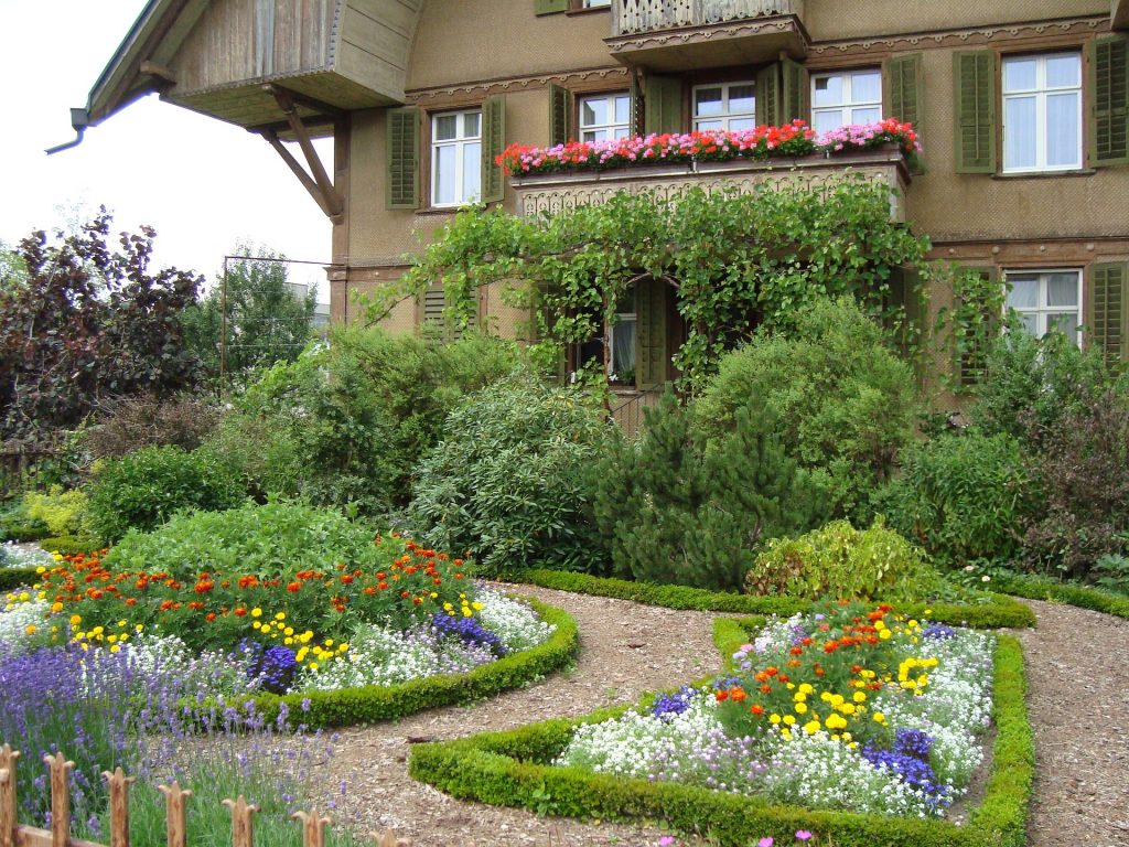 Un jardin décoratif devant une maison